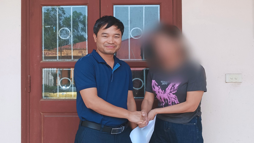 Anh Nguyễn Thế Khương chuyển lại một tỷ đồng cho chị P tại Công an thị trấn Đồi Ngô. Ảnh CTV.