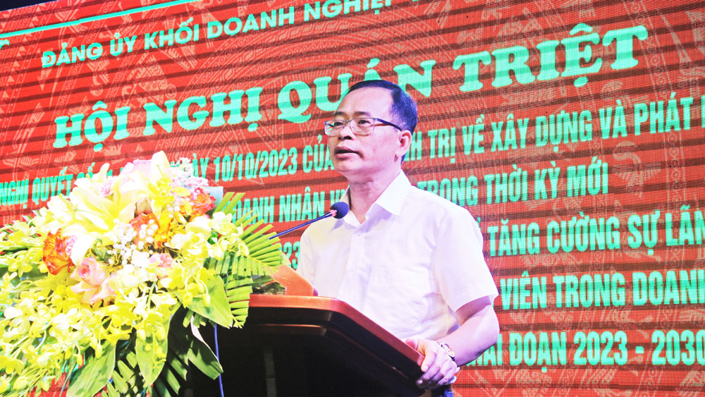 Đồng chí Trần Ngọc Minh, Phó Bí thư Đảng ủy Khối DN tỉnh quán triệt các nghị quyết.