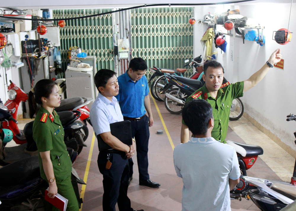 Khu để xe ở nhà trọ của anh Trịnh Hoàng Đạo, xã Quang Châu (Việt Yên) chưa được bố trí hợp lý.