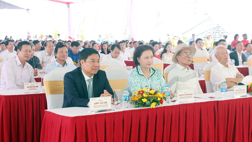 Các đại biểu dự lễ khánh thành.