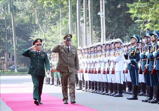 Thượng tướng Nguyễn Tân Cương và Thượng tướng Roberto Legrá Sotolongo duyệt Đội Danh dự Quân đội nhân dân Việt Nam. Ảnh: An Đăng/TTXVN