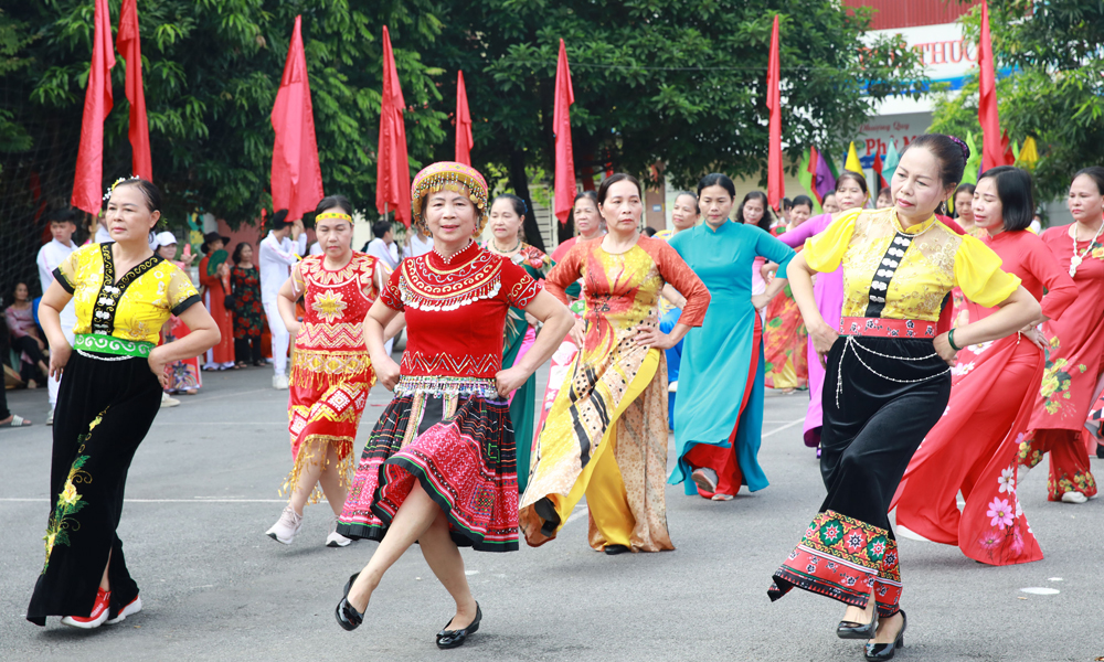 Người cao tuổi phường Trần Nguyên Hãn (TP Bắc Giang) biểu diễn văn nghệ tại Ngày hội Toàn dân bảo vệ an ninh Tổ quốc năm 2023.