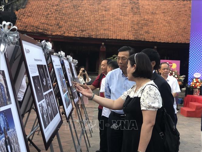 Khách tham quan triển lãm.