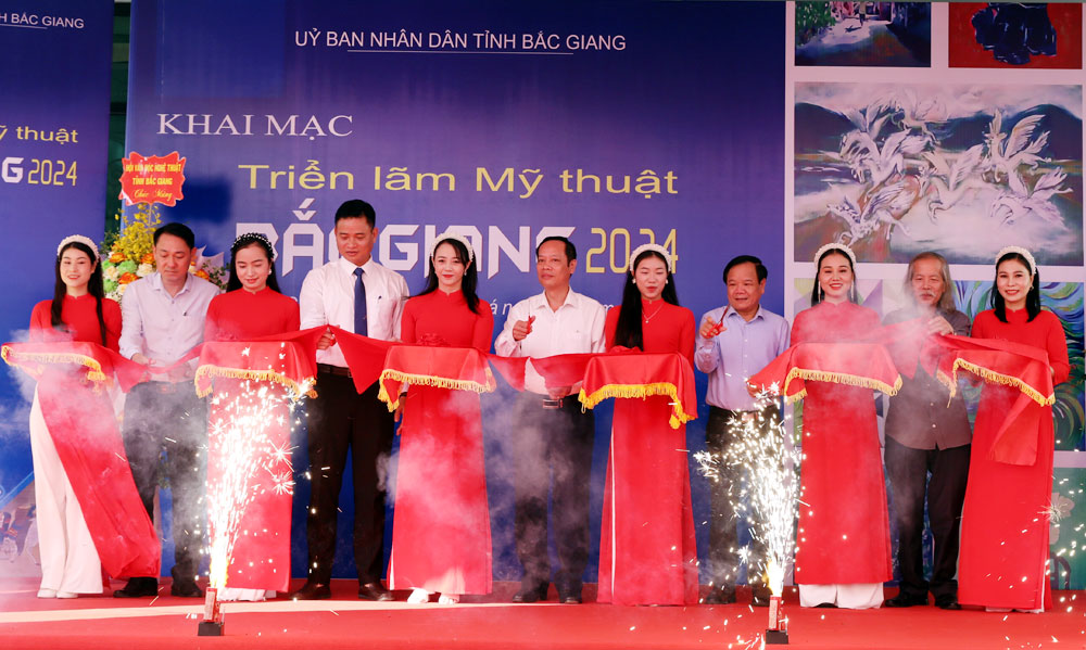 Các đại biểu cắt băng khai mạc triển lãm.