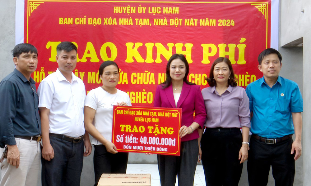 Lãnh đạo huyện Lục Nam trao kinh phí hỗ trợ xóa nhà tạm, nhà dột nát cho chị Lê Thị Thuyết, thôn Hà Phú 12, xã Tam Dị.