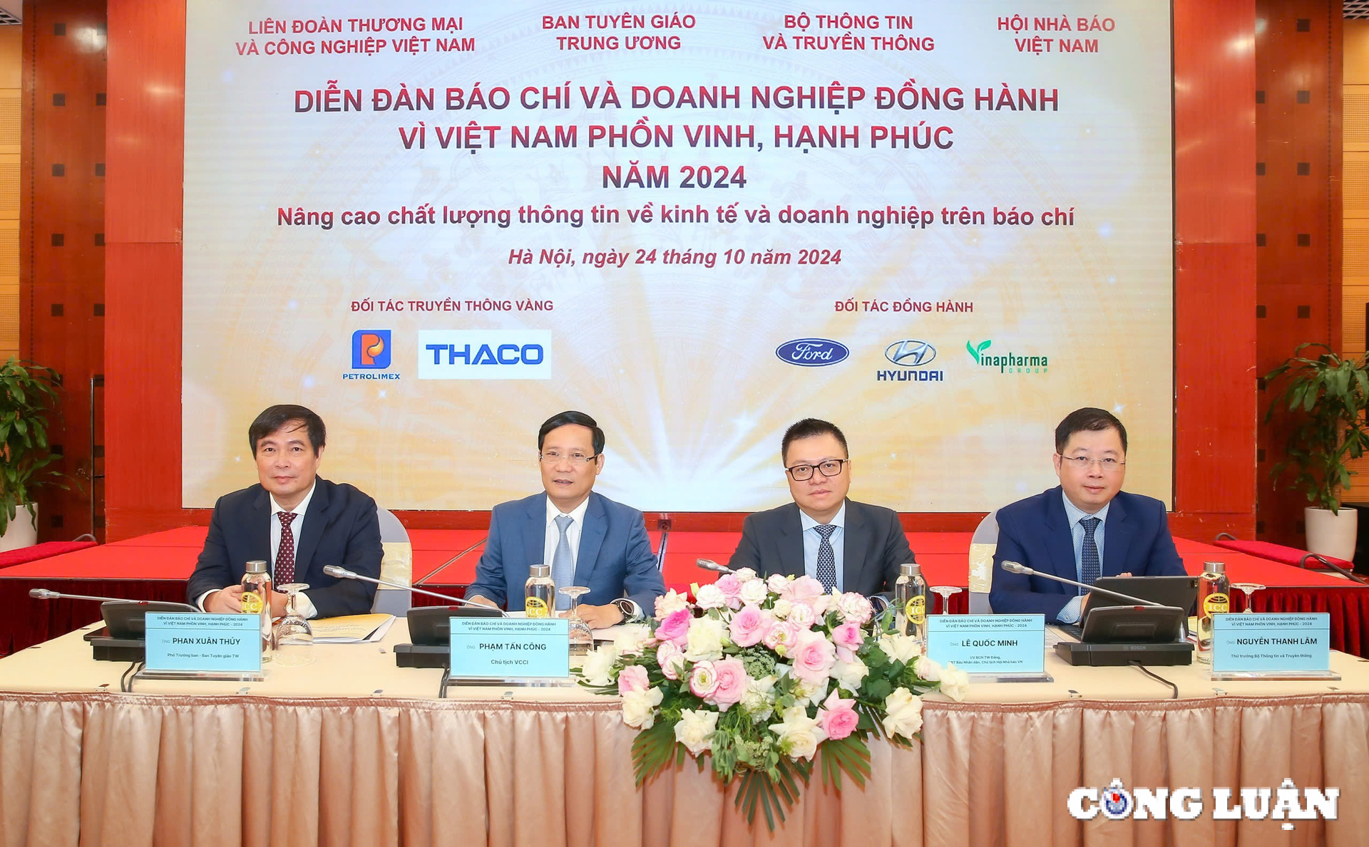 Đoàn chủ trì Diễn đàn (từ trái qua) gồm: Ông Phan Xuân Thuỷ - Phó trưởng Ban Tuyên giáo Trung ương; ông Phạm Tấn Công - Chủ tịch VCCI; ông Lê Quốc Minh - Uỷ viên Trung ương Đảng, Tổng biên tập Báo Nhân Dân, Phó trưởng Ban Tuyên giáo Trung ương, Chủ tịch Hội Nhà báo Việt Nam; ông Nguyễn Thanh Lâm - Thứ trưởng Bộ TT&TT.