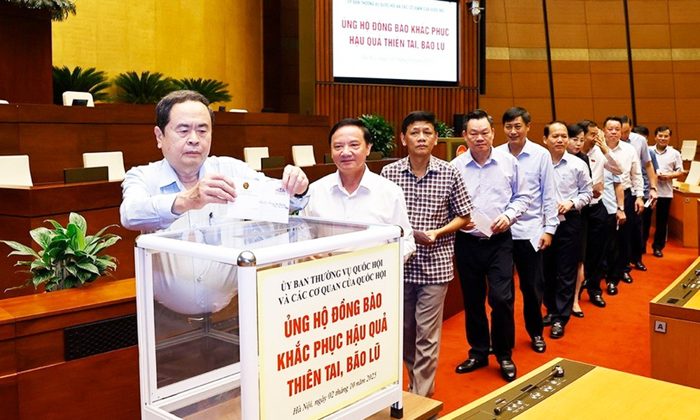 Chủ tịch Quốc hội Trần Thanh Mẫn cùng lãnh đạo Quốc hội, cán bộ, nhân viên các cơ quan của Quốc hội tham gia Lễ ủng hộ đồng bào khắc phục hậu quả thiên tai, bão lũ. (Ảnh: Doãn Tấn - TTXVN)