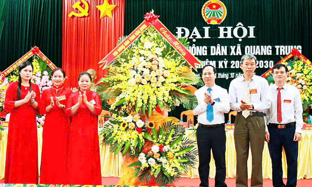 Lãnh đạo Hội Nông dân tỉnh tặng hoa chúc mừng Đại hội đại biểu Hội Nông dân xã Quang Trung lần thứ I, nhiệm kỳ 2025 - 2030.