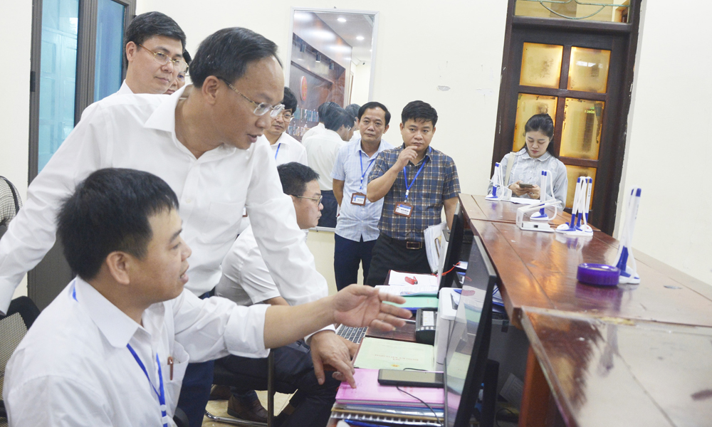 Đồng chí Phạm Văn Thịnh kiểm tra quy trình giải quyết thủ tục hành chính tại Trung tâm Phục vụ hành chính công phường Quế Võ.