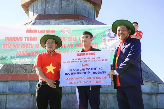 Nguyên Phó Thủ tướng Thường trực Chính phủ Trương Hòa Bình và ông Tô Đình Tuân trao tặng bảng tượng trưng 100 suất học bổng trị giá 100 triệu đồng cho học sinh dân tộc thiểu số nghèo vùng sâu, vượt khó của tỉnh Hà Giang tới lãnh đạo Sở Giáo dục & Đào tạo tỉnh Hà Giang. Ảnh: Quang Liêm