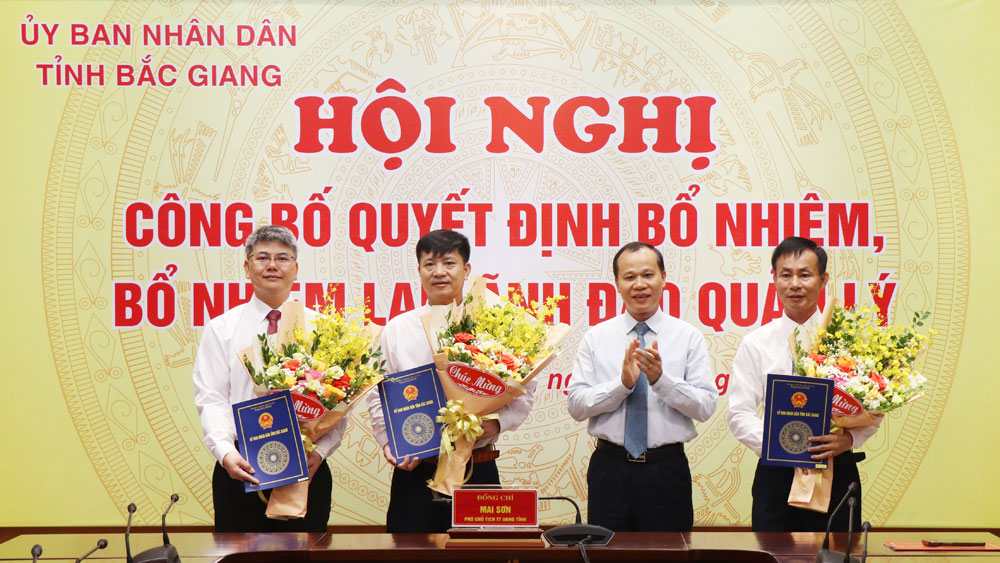 Đồng chí Mai Sơn trao quyết định cho các đồng chí được bổ nhiệm, bổ nhiệm lại.