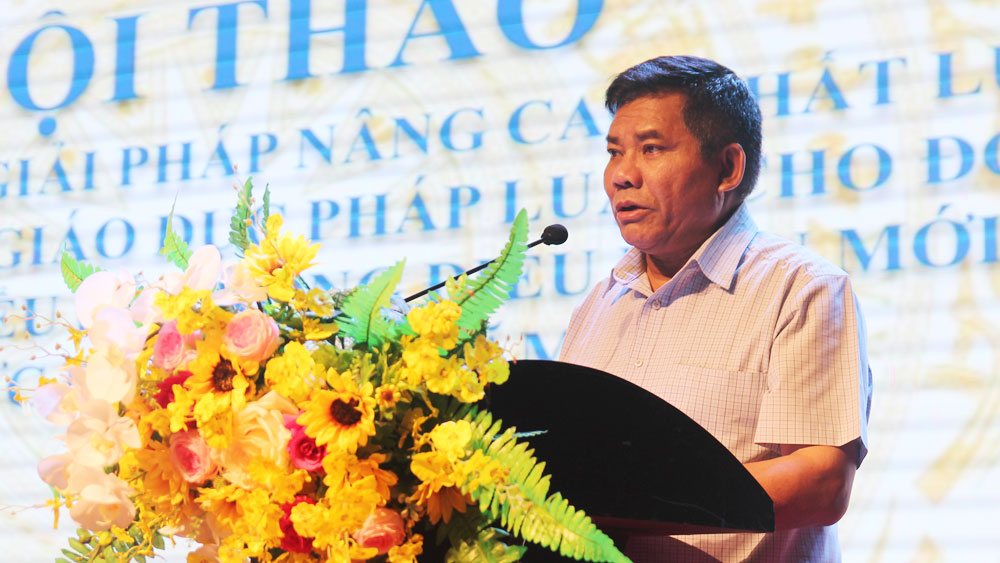 Đồng chí Y Thông phát biểu khai mạc hội thảo.