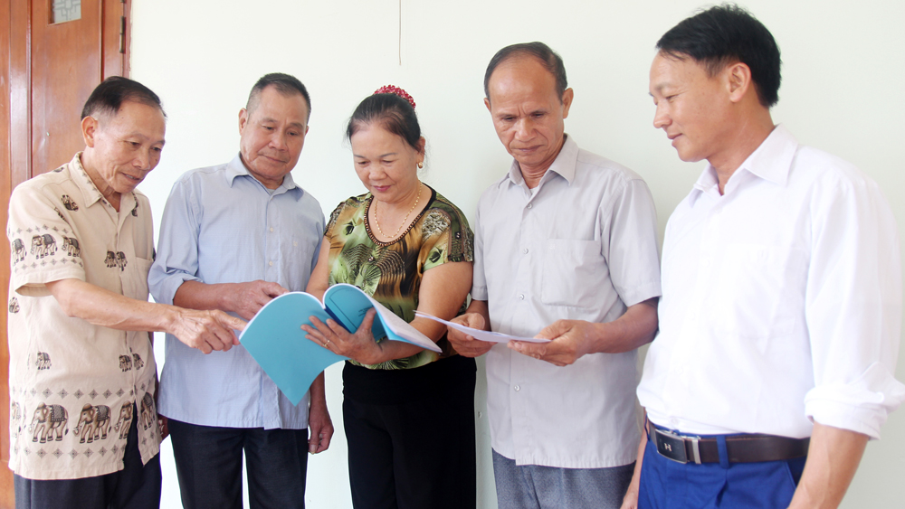 Người cao tuổi uy tín trong đồng bào DTTS trao đổi kinh nghiệm hoạt động.