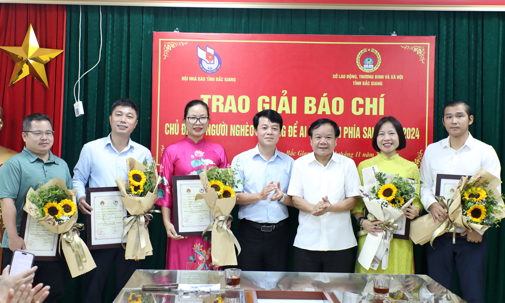 Lãnh đạo Hội Nhà báo tỉnh, Sở Lao động - Thương binh và Xã hội trao giải Nhất cho hai nhóm tác giả