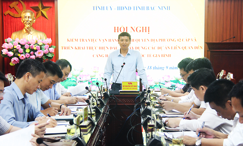 Đồng chí Nguyễn Việt Oanh phát biểu tại hội nghị.