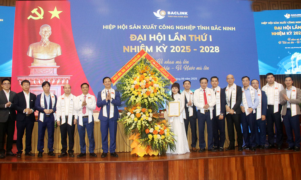 Đồng chí Vương Quốc Tuấn tặng hoa chúc mừng Đại hội.