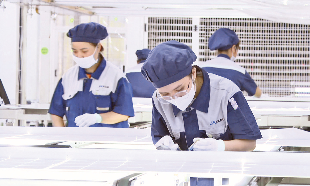 Dây chuyền sản xuất tại Công ty trách nhiệm hữu hạn JA Solar Việt Nam, Khu công nghiệp Quang Châu.