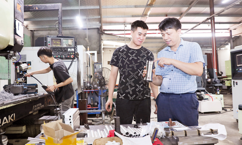 Ông Nguyễn Tiến Nga, Giám đốc Công ty trách nhiệm hữu hạn Cơ khí chính xác Thành Phát kiểm tra sản phẩm.