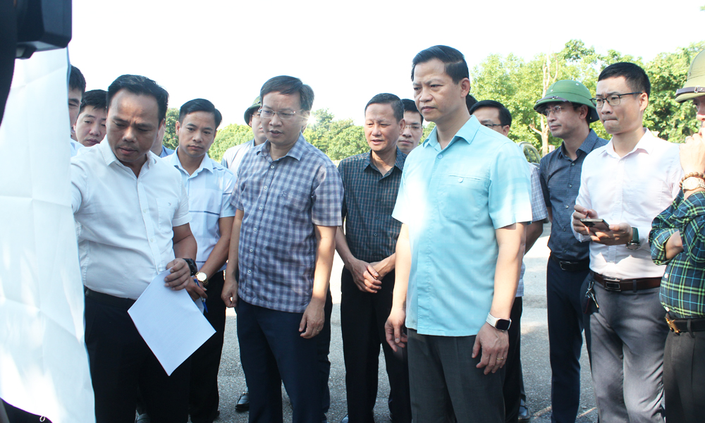 Đồng chí Vương Quốc Tuấn và các đại biểu trao đổi về phương án tiêu thoát nước cho khu vực trung tâm phường Bắc Giang.