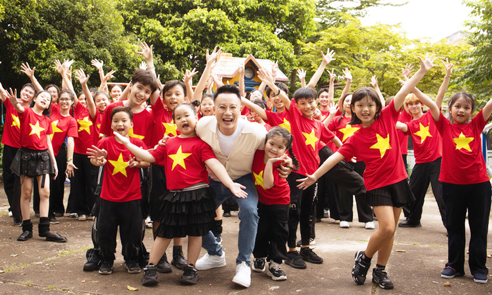 Cảnh trong MV “Yêu nụ cười Việt Nam”.