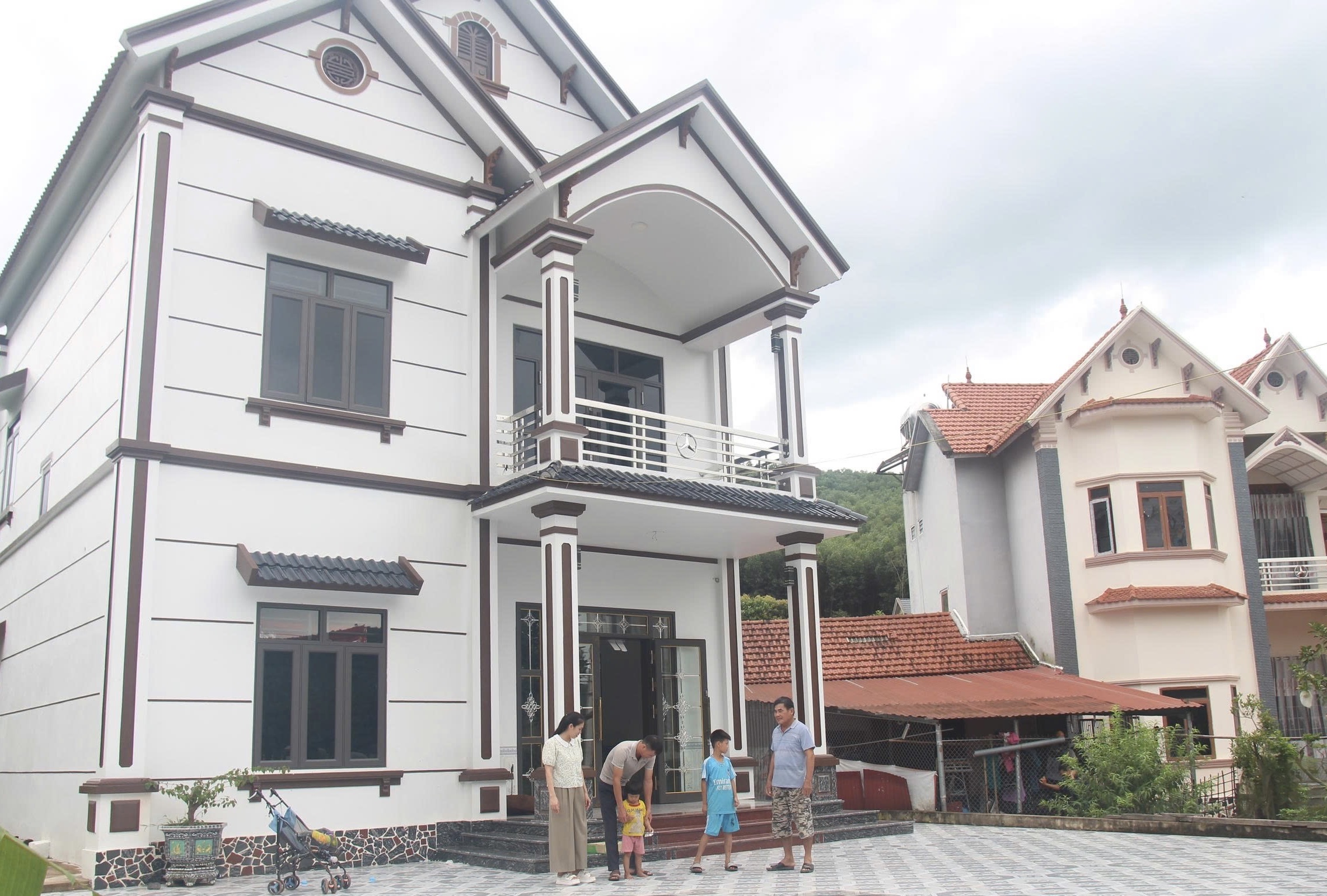 Nhờ tham gia xuất khẩu lao động, nhiều gia đình ở thôn Đồng Hả, xã Yên Định xây nhà khang trang.