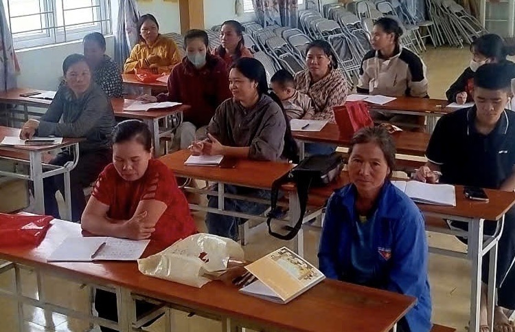 Lớp dạy nghề cho người dân thôn Trại Chùa.