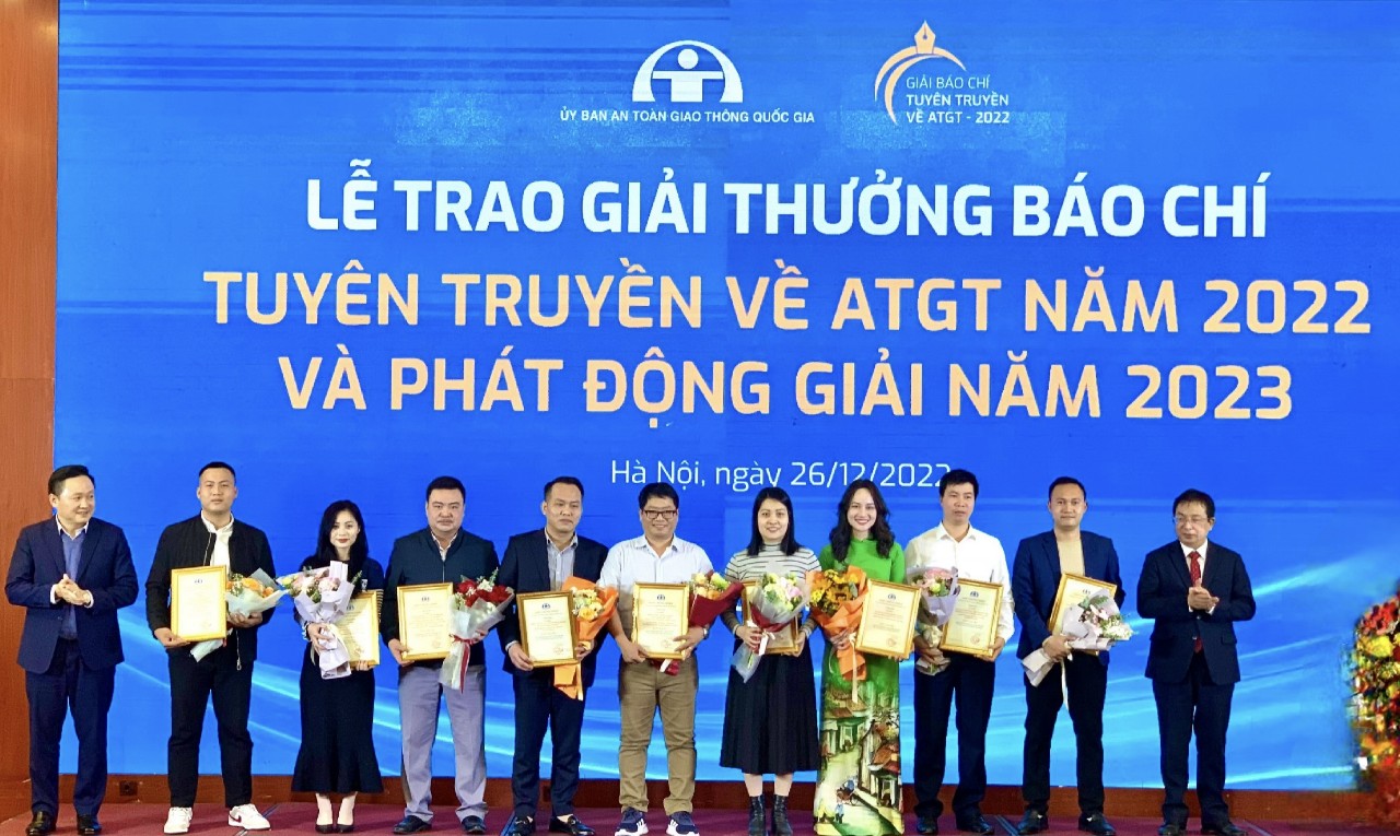 Lãnh đạo Báo Nhân Dân và TTX Việt Nam trao thưởng cho các tác giả đoạt giải Ba