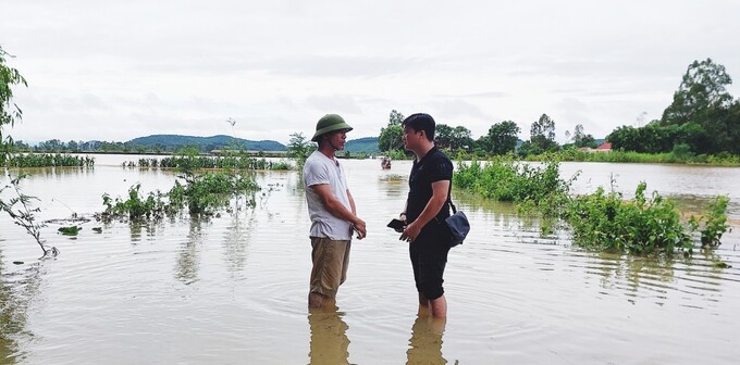 Nhà báo Việt Khánh - Phóng viên Báo Nông nghiệp Việt Nam thuộc Văn phòng Bắc Trung Bộ đưa tin về trận lũ lụt tại Nghệ An. Ảnh: NVCC