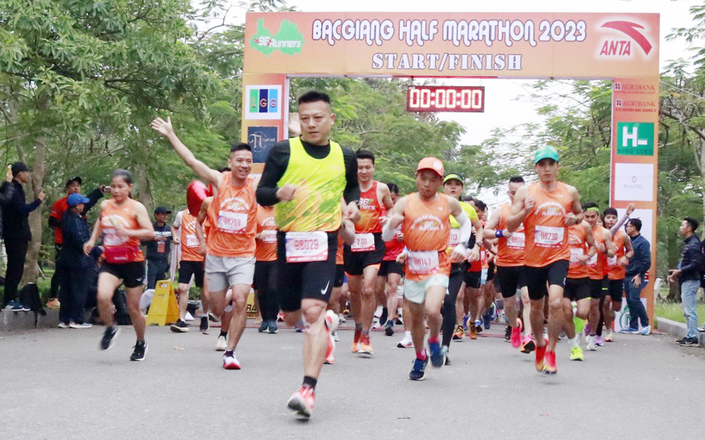 Các VĐV đồng loạt xuất phát.