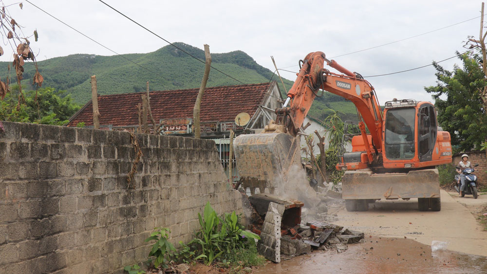Người dân tổ dân phố Phe, thị trấn An Châu hiến đất mở rộng đường giao thông.