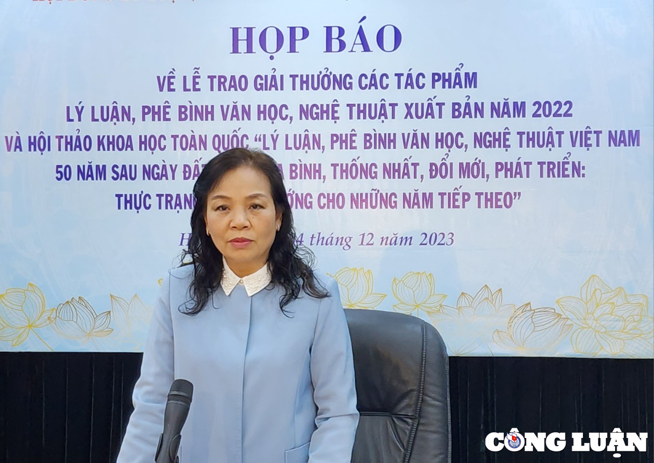 Phó Chủ tịch Hội đồng Lý luận, phê bình văn học, nghệ thuật Trung ương Ngô Phương Lan chủ trì buổi họp báo.