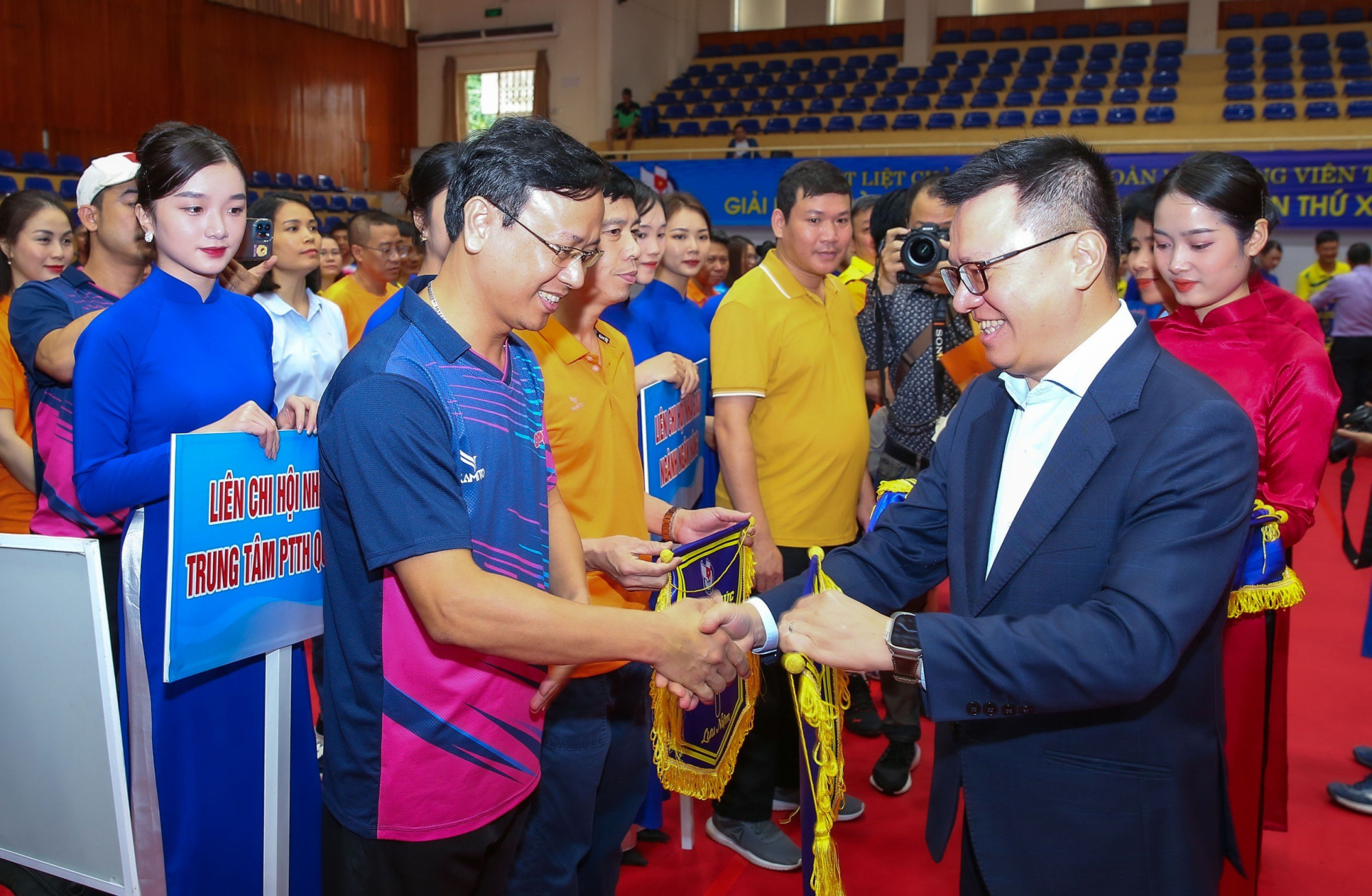 Đồng chí Lê Quốc Minh - Ủy viên Trung ương Đảng, Tổng Biên tập Báo Nhân Dân, Phó Trưởng Ban Tuyên giáo Trung ương, Chủ tịch Hội Nhà báo Việt Nam trao hoa và cờ lưu niệm cho các vận động viên. Ảnh: Sơn Hải