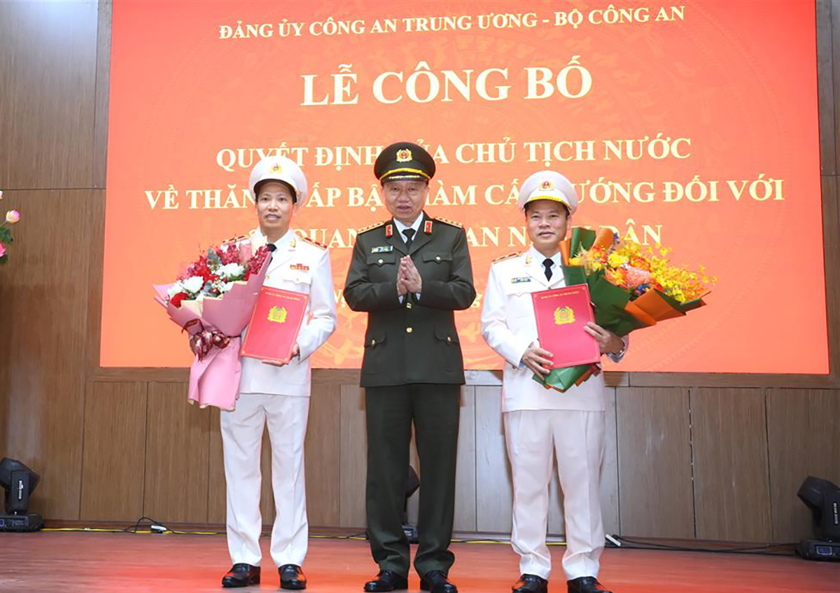 Bộ trưởng Tô Lâm trao quyết định cho hai Trung tướng Nguyễn Văn Long (phải) và Lê Văn Tuyến. Ảnh: Bộ Công an