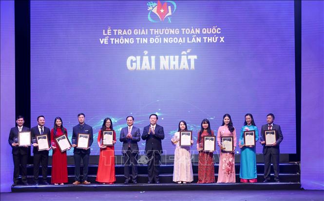 Các tác giả, nhóm tác giả nhận Giải Nhất - Giải thưởng toàn quốc về thông tin đối ngoại. Ảnh: Phương Hoa/TTXVN