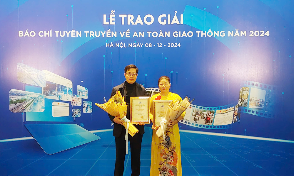 Nhóm tác giả Thu Phong - Quốc Phương (Báo Bắc Giang) đoạt giải Khuyến khích.