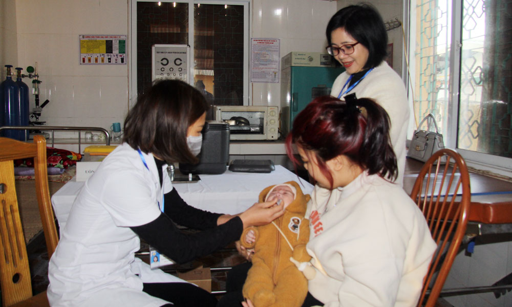 Cán bộ Trạm Y tế xã Cương Sơn cho trẻ đủ 2 tháng tuổi uống vắc-xin Rota.