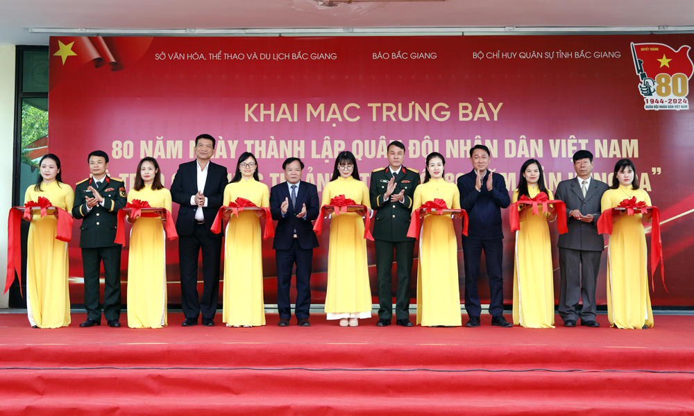 Các đại biểu cắt băng khai mạc.