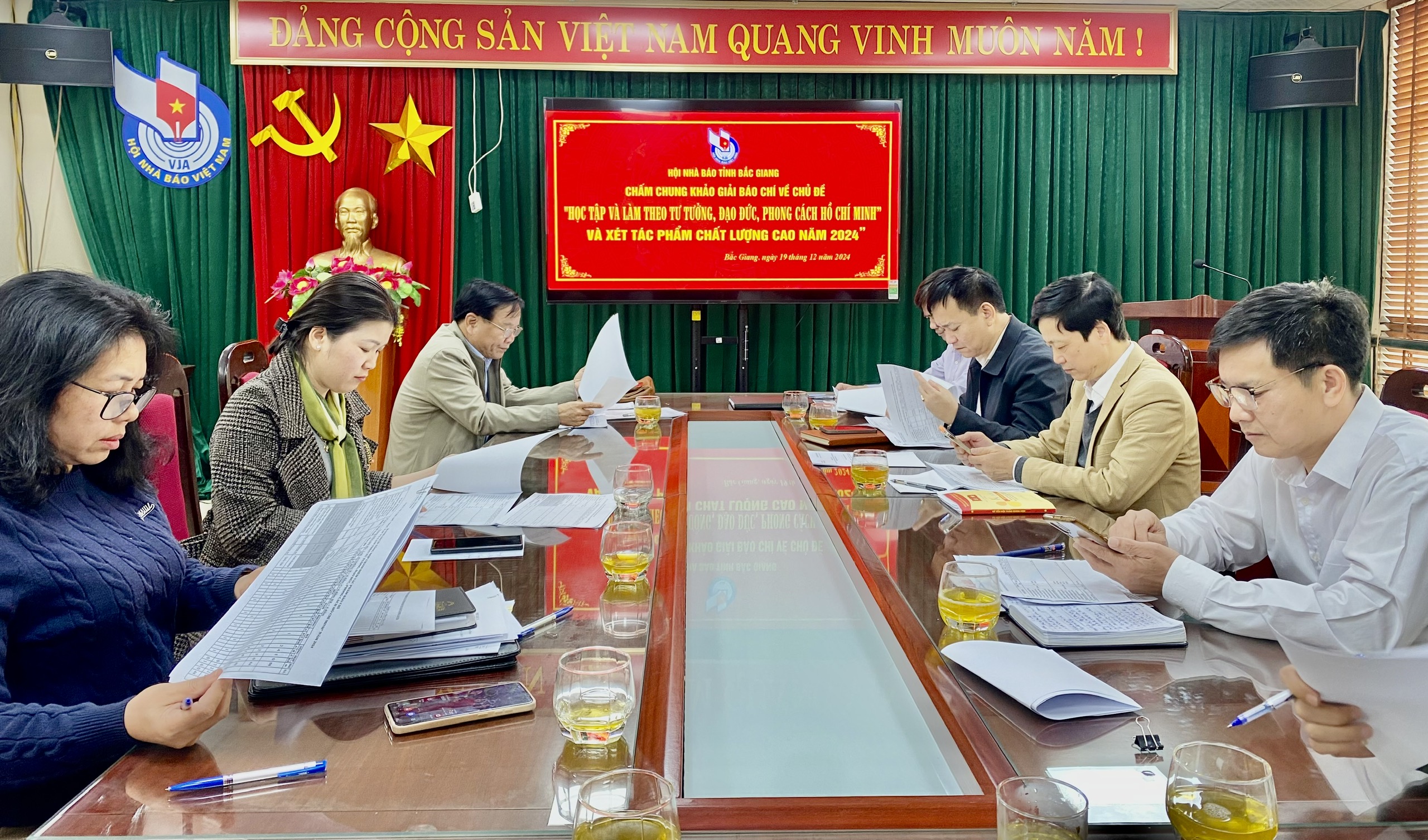 Quang cảnh buổi họp