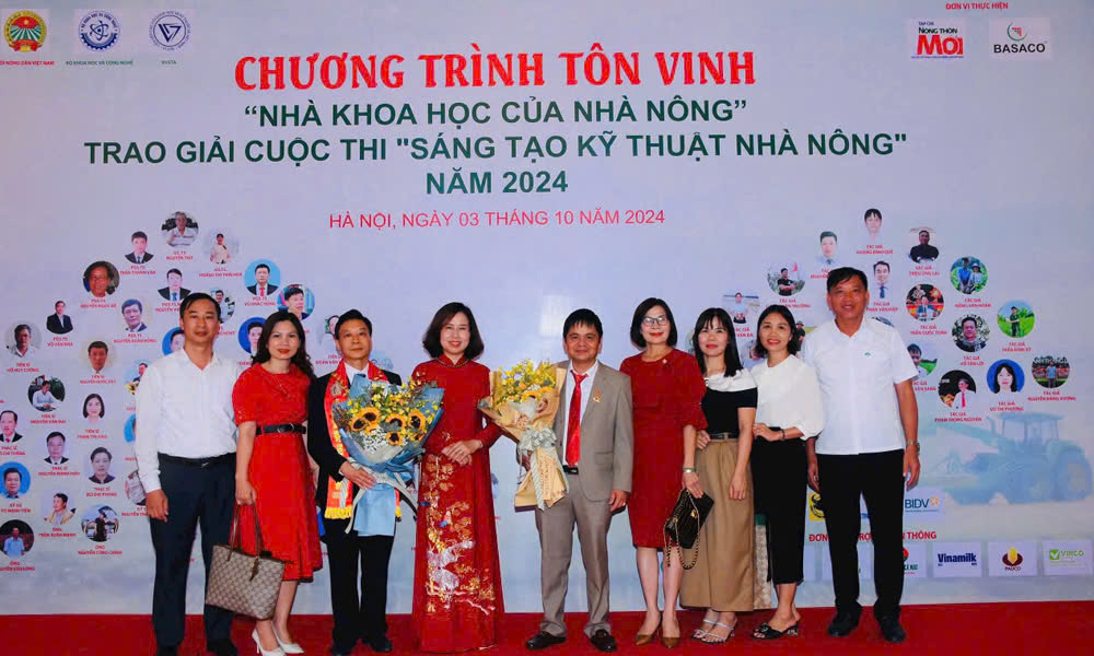 Ông Hoàng Đình Quê (người thứ năm) chụp ảnh lưu niệm với cán bộ Hội Nông dân