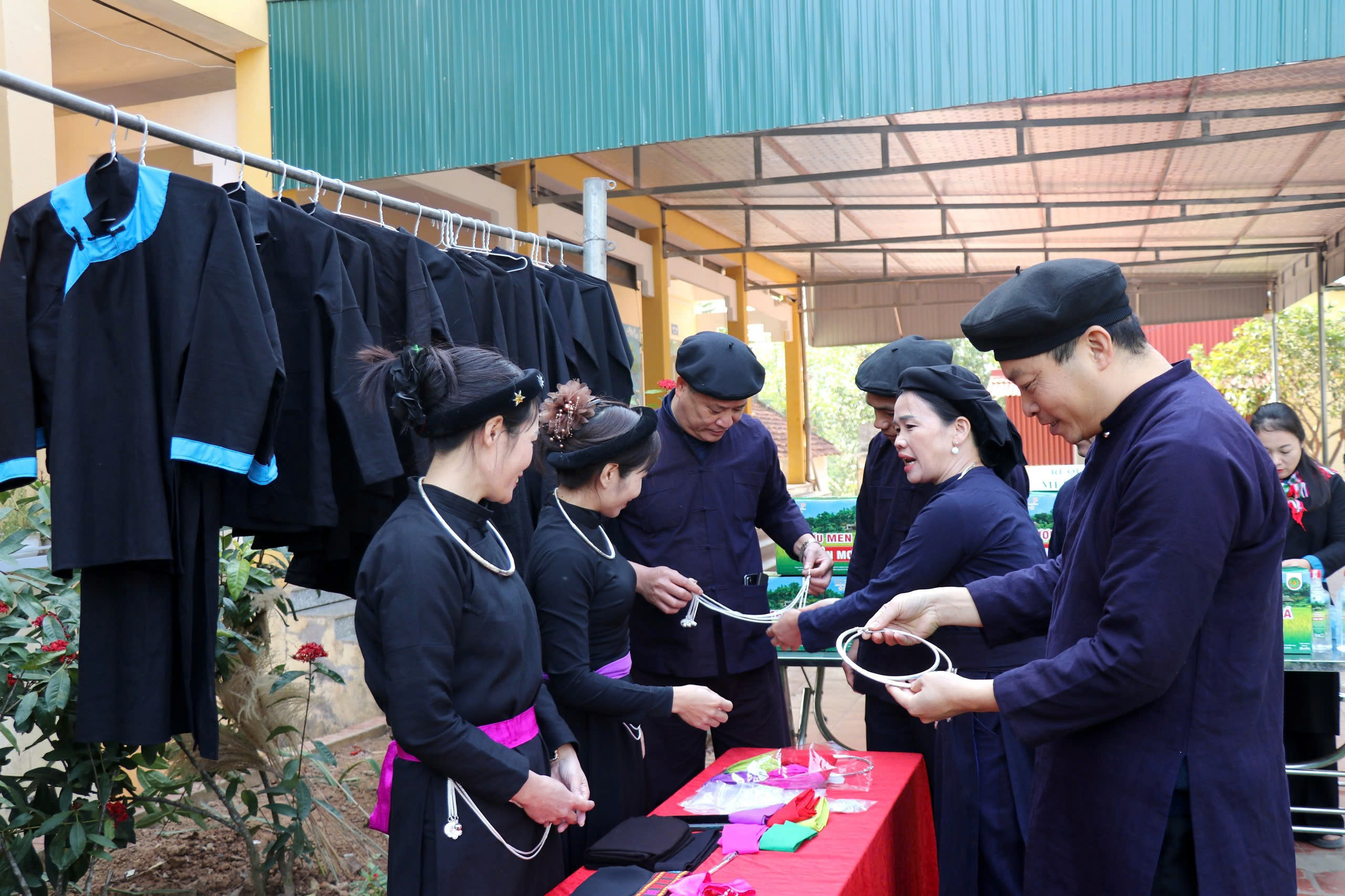 Trưng bày, giới thiệu trang phục truyền thống của đồng bào dân tộc Tày tại Trường Tiểu học Vân Sơn.