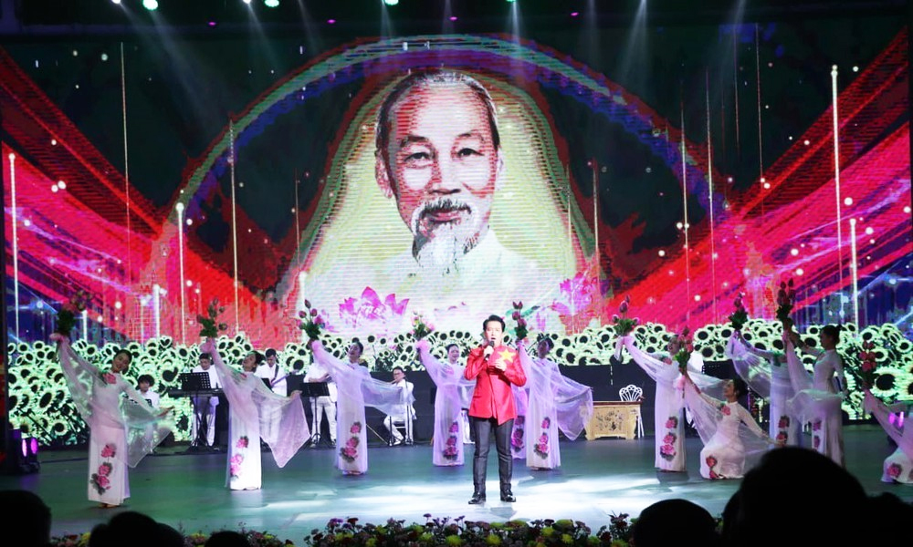 Tiết mục văn nghệ ca ngợi Đảng và Bác Hồ.