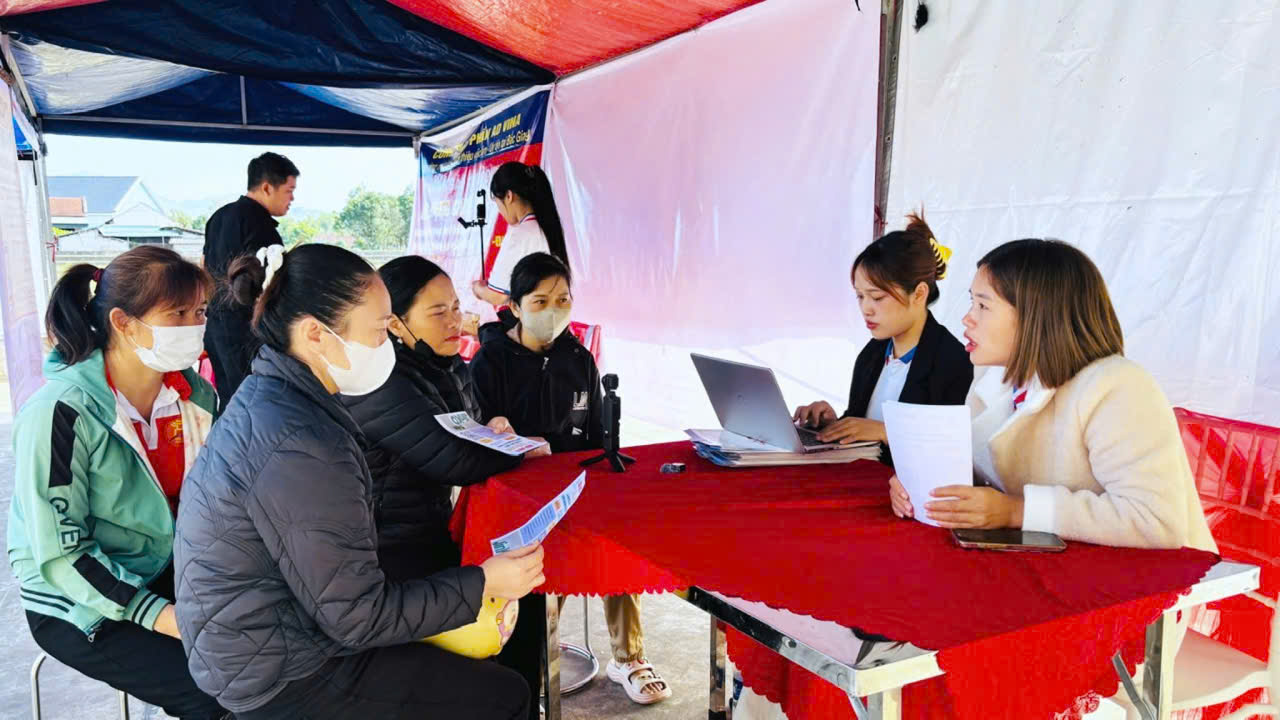 Phiên giao dịch thu hút đông đảo người lao động tham gia.