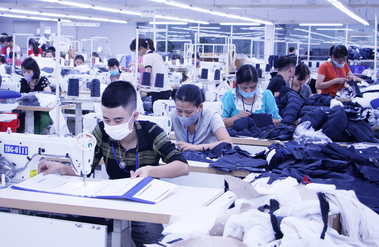 Công nghiệp về làng, nhiều lao động nông thôn có việc làm ổn định.