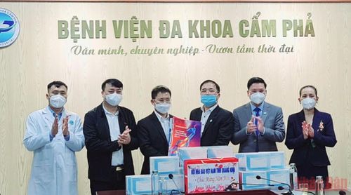 Hội Nhà báo tỉnh cùng đại diện một số nhà báo tặng hơn 860 kit test nhanh cho bệnh nhân đang điều trị tại Bệnh viện Đa khoa Cẩm Phả.