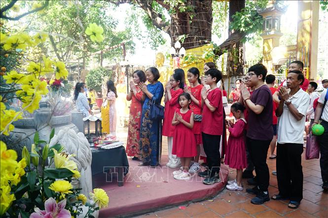 Một gia đình Việt Nam đang sinh sống tại Lào tới lễ chùa đầu năm. Ảnh: Đỗ Bá Thành - PV TTXVN tại Lào