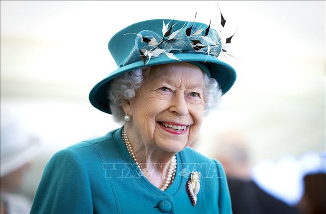 Nữ Hoàng Elizabeth II trong chuyến thăm Trường đại học Edinburgh ở Scotland ngày 1/7/2021. Ảnh: AFP/TTXVN