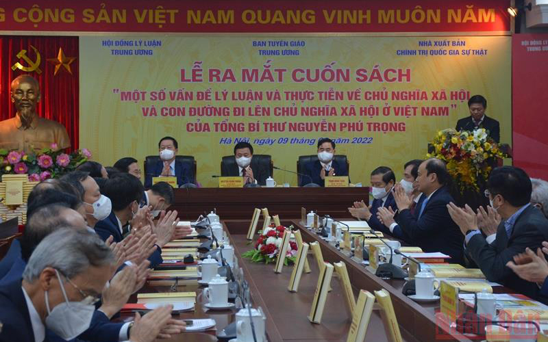 Quang cảnh lễ ra mắt cuốn sách.