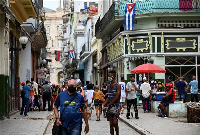 Người dân trên phố ở La Habana, Cuba. Ảnh: AFP/TTXVN