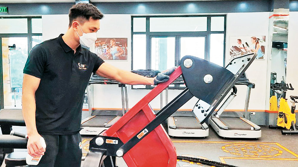 Nhân viên phòng tập thể hình Start Fitness, phường Hoàng Văn Thụ (TP Bắc Giang) vệ sinh dụng cụ luyện tập chuẩn bị phục vụ khách.