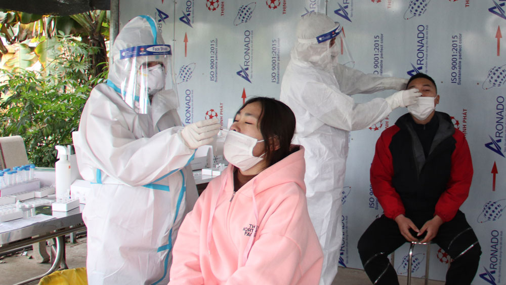 Lấy mẫu xét nghiệm SARS-CoV-2 cho công nhân tại Trạm Y tế xã Vân Trung (Việt Yên).